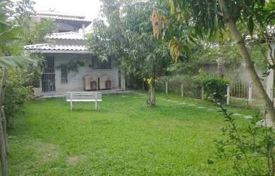 Imagem: A casa possui 3 Dormitórios, 2 Banheiros, 1 Vaga na garagem