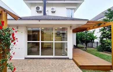 Imagem: A casa em condomínio possui 3 Dormitórios, 2 Banheiros, 2