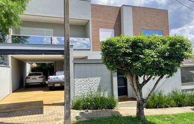 Imagem: A casa possui 3 Dormitórios, 2 Banheiros, 2 Vagas na garagem