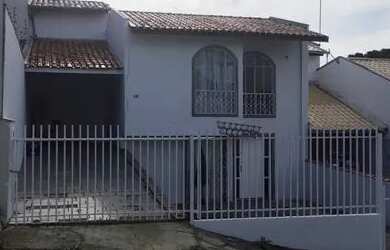 Imagem: A casa possui 3 Dormitórios, 2 Banheiros, 4 Vagas na garagem