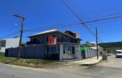 Imagem: A casa possui 4 Dormitórios, 3 Banheiros, 3 Vagas na garagem