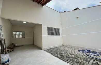 Imagem: A casa possui 2 Dormitórios, 1 Banheiro, 2 Vagas na garagem