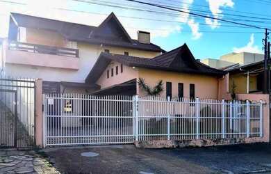 Imagem: A casa possui 4 Dormitórios, 1 Banheiro, 2 Vagas na garagem