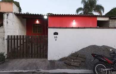 Imagem: A casa possui 1 Dormitório, 1 Banheiro, 1 Vaga na garagem e