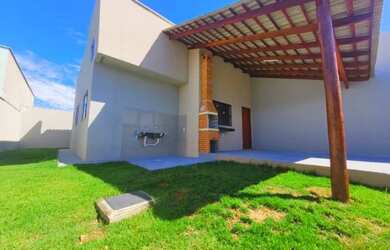 Imagem: A casa possui 3 Dormitórios, 2 Banheiros, 2 Vagas na garagem