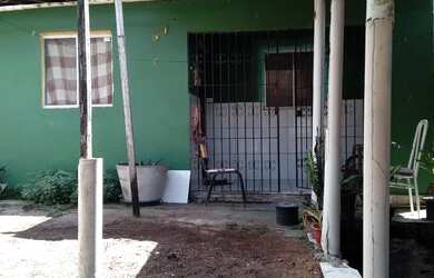 Imagem: A casa possui 3 Dormitórios, 1 Banheiro, 3 Vagas na garagem