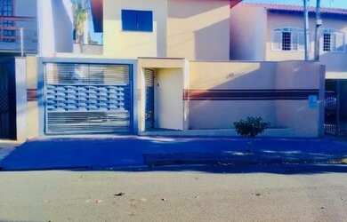 Imagem: A casa possui 3 Dormitórios, 2 Banheiros, 2 Vagas na garagem