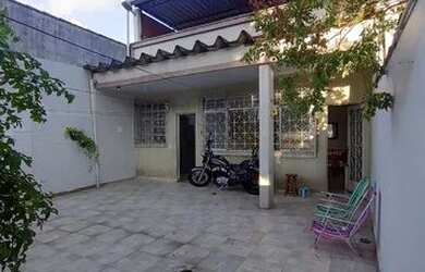 Imagem: A casa possui 3 Dormitórios, 2 Banheiros, 3 Vagas na garagem