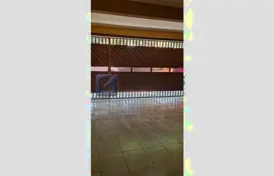 Imagem: A casa possui 3 Dormitórios, 3 Banheiros, 2 Vagas na garagem