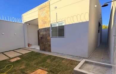 Imagem: A casa possui 3 Dormitórios, 2 Banheiros, 2 Vagas na garagem