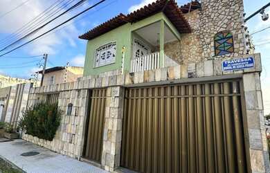 Imagem: A casa possui 4 Dormitórios, 3 Banheiros, 3 Vagas na garagem