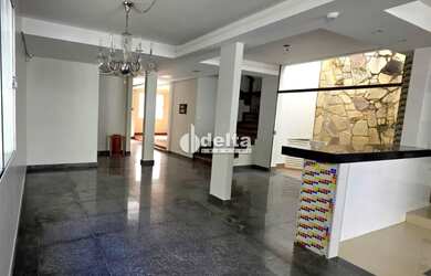 Imagem: A casa possui 5 Dormitórios, 4 Banheiros, 3 Vagas na garagem