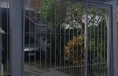 Imagem: A casa possui 3 Dormitórios, 2 Banheiros, 2 Vagas na garagem