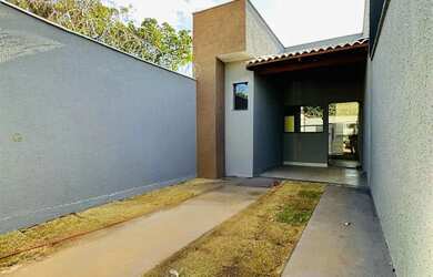 Imagem: A casa possui 2 Dormitórios, 2 Banheiros, 2 Vagas na garagem