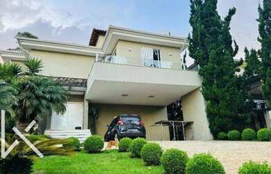 Imagem: A casa em condomínio possui 5 Dormitórios, 3 Banheiros, 4