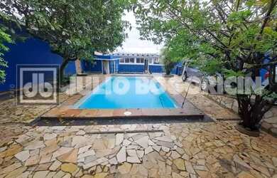 Imagem: A casa possui 5 Dormitórios, 5 Banheiros, 5 Vagas na garagem