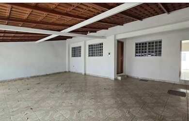 Imagem: A casa possui 3 Dormitórios, 2 Banheiros, 3 Vagas na garagem