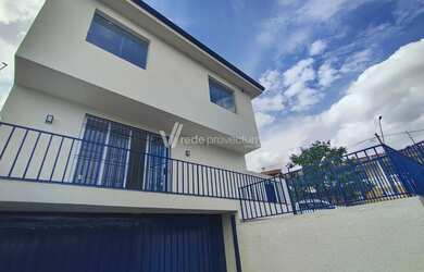 Imagem: A casa possui 3 Dormitórios, 4 Banheiros, 4 Vagas na garagem