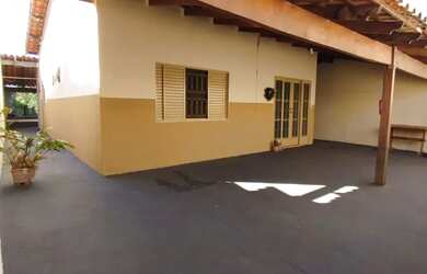 Imagem: A casa possui 3 Dormitórios, 2 Banheiros, 4 Vagas na garagem