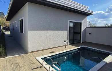 Imagem: A casa em condomínioe possui 3 Dormitórios, 2 Banheiros, 2