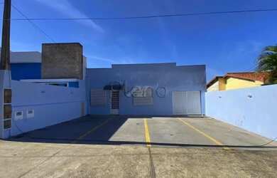 Imagem: O depósito para alugar possui 5 Vagas na garagem e 157m² de