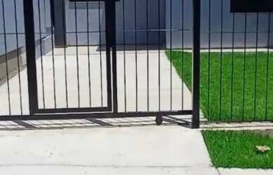 Imagem: A casa possui 2 Dormitórios, 1 Banheiro, 2 Vagas na garagem