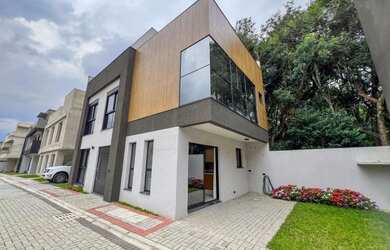 Imagem: A casa possui 3 Dormitórios, 4 Banheiros, 2 Vagas na garagem