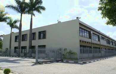 Imagem: O depósito possui 5 Vagas na garagem e 4043m² de Área e está