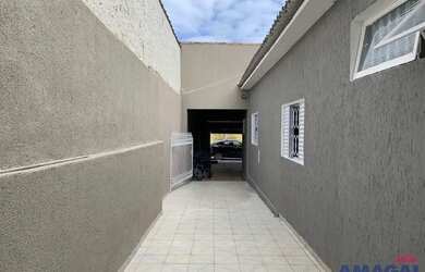 Imagem: A casa possui 3 Dormitórios, 2 Banheiros, 3 Vagas na garagem