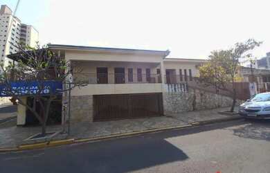 Imagem: A casa possui 4 Dormitórios, 2 Banheiros, 2 Vagas na garagem