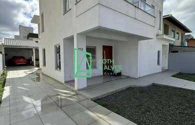 Imagem: A casa possui 2 Dormitórios, 5 Banheiros, 4 Vagas na garagem