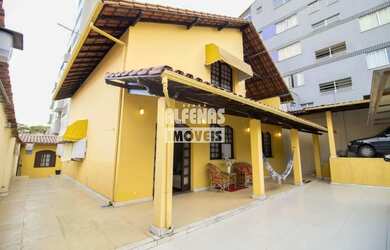 Imagem: A casa possui 4 Dormitórios, 2 Banheiros, 4 Vagas na garagem