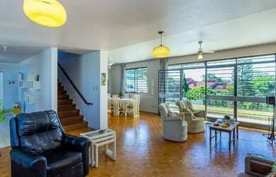 Imagem: A casa possui 5 Dormitórios, 5 Banheiros, 5 Vagas na garagem