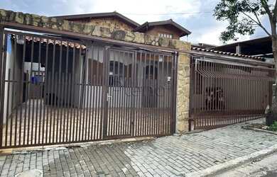 Imagem: A casa possui 3 Dormitórios, 3 Banheiros, 2 Vagas na garagem