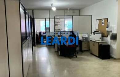 Imagem: O depósito possui 1 Vaga na garagem e 490m² de Área e está