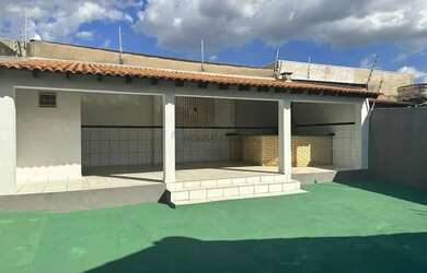 Imagem: A casa possui 2 Dormitórios, 2 Banheiros, 2 Vagas na garagem