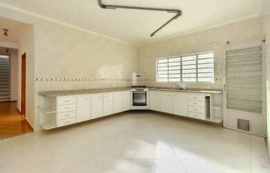 Imagem: A casa possui 4 Dormitórios, 5 Banheiros, 4 Vagas na garagem