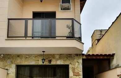 Imagem: A casa possui 4 Dormitórios, 3 Banheiros, 2 Vagas na garagem