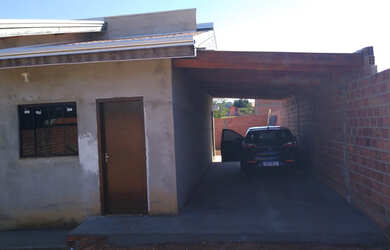 Imagem: A casa possui 3 Dormitórios, 1 Banheiro, 1 Vaga na garagem