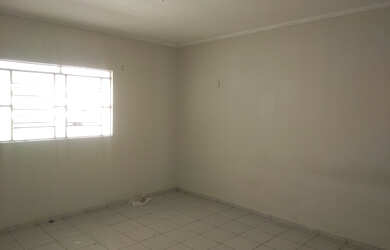 Imagem: A casa possui 3 Dormitórios, 1 Banheiro, 1 Vaga na garagem