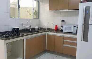 Imagem: A casa possui 2 Dormitórios, 2 Banheiros, 2 Vagas na garagem