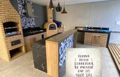 Imagem: A casa possui 3 Dormitórios, 3 Banheiros, 2 Vagas na garagem