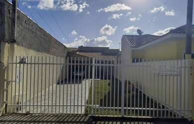 Imagem: A casa possui 3 Dormitórios, 1 Banheiro, 2 Vagas na garagem