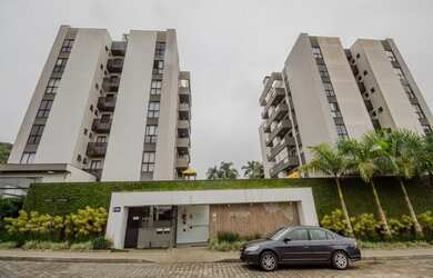 Imagem: O apartamento possui 3 Dormitórios, 1 Banheiro, 2 Vagas na