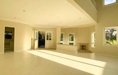 Imagem: A casa possui 4 Dormitórios, 5 Banheiros, 2 Vagas na garagem