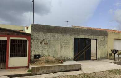 Imagem: A casa possui 3 Dormitórios, 2 Banheiros, 2 Vagas na garagem