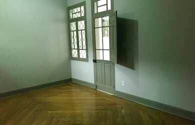 Imagem: A casa possui 3 Dormitórios, 2 Banheiros, 5 Vagas na garagem