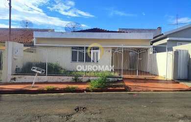 Imagem: A casa possui 3 Dormitórios, 2 Banheiros, 2 Vagas na garagem