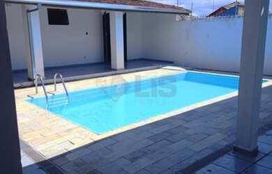 Imagem: A casa possui 3 Dormitórios, 2 Banheiros, 5 Vagas na garagem