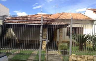 Imagem: A casa possui 3 Dormitórios, 3 Banheiros, 2 Vagas na garagem